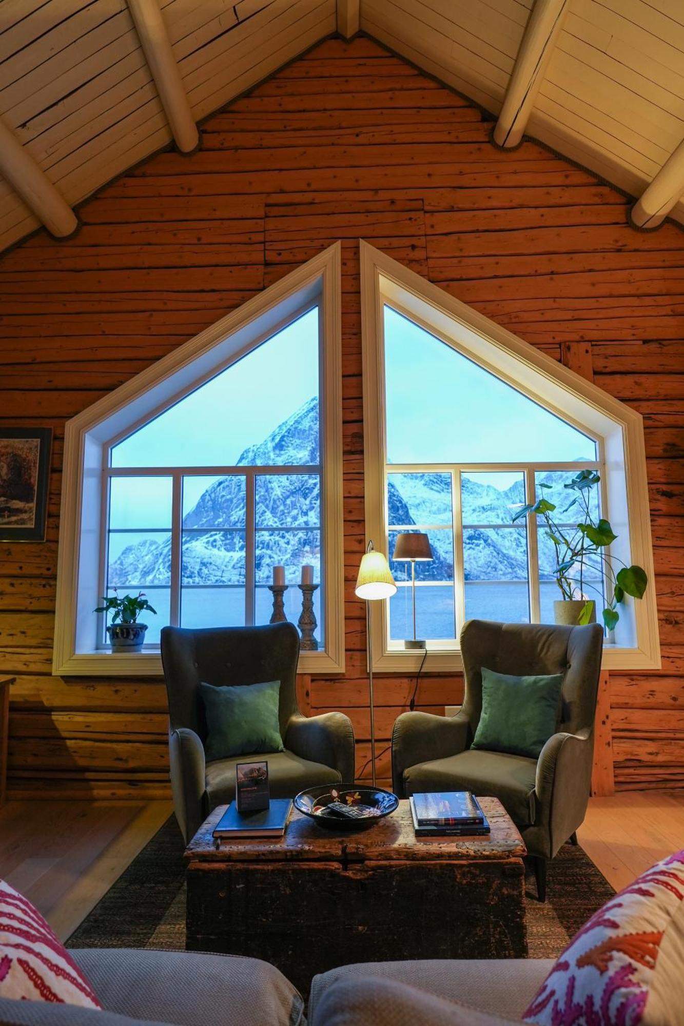 The Famous Yellow House Reine Exterior foto