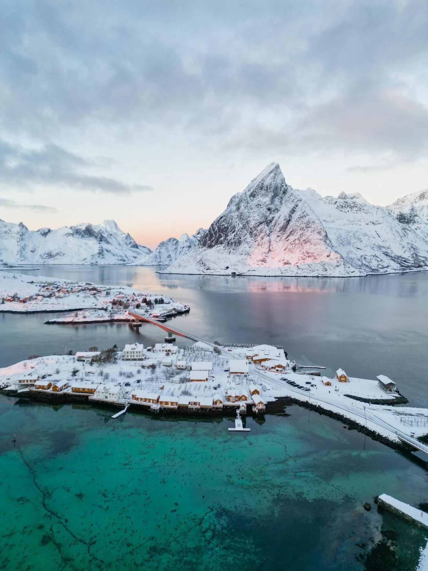 The Famous Yellow House Reine Exterior foto