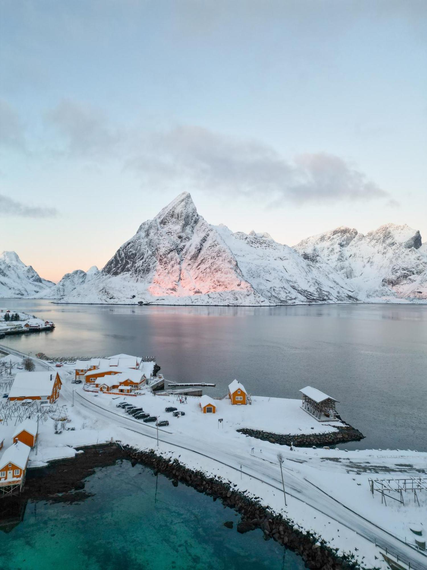 The Famous Yellow House Reine Exterior foto