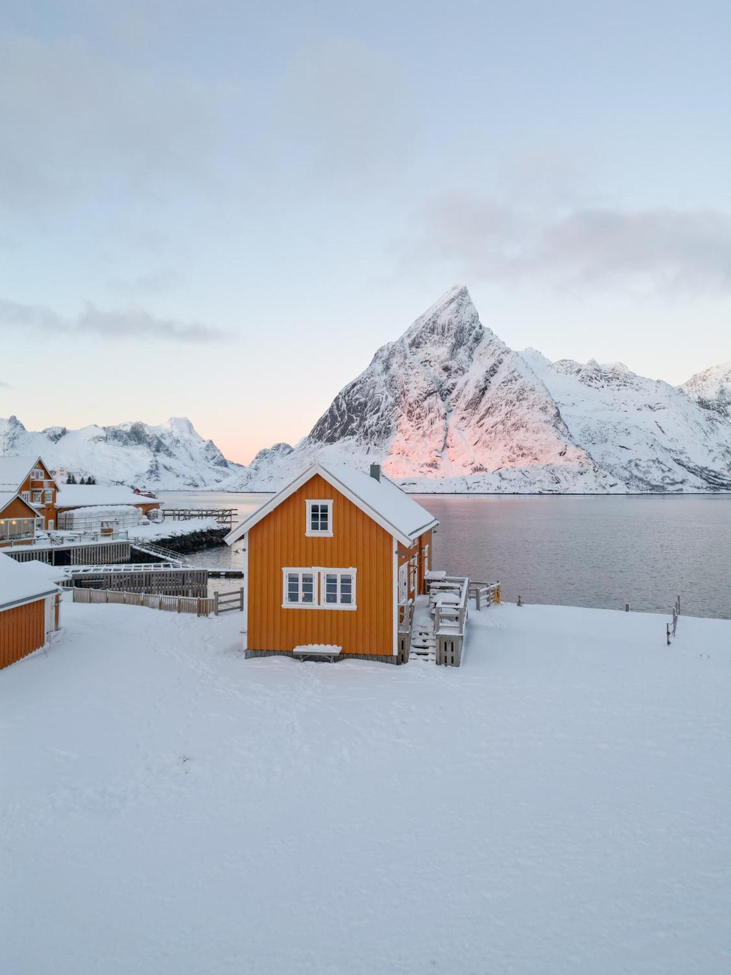 The Famous Yellow House Reine Exterior foto